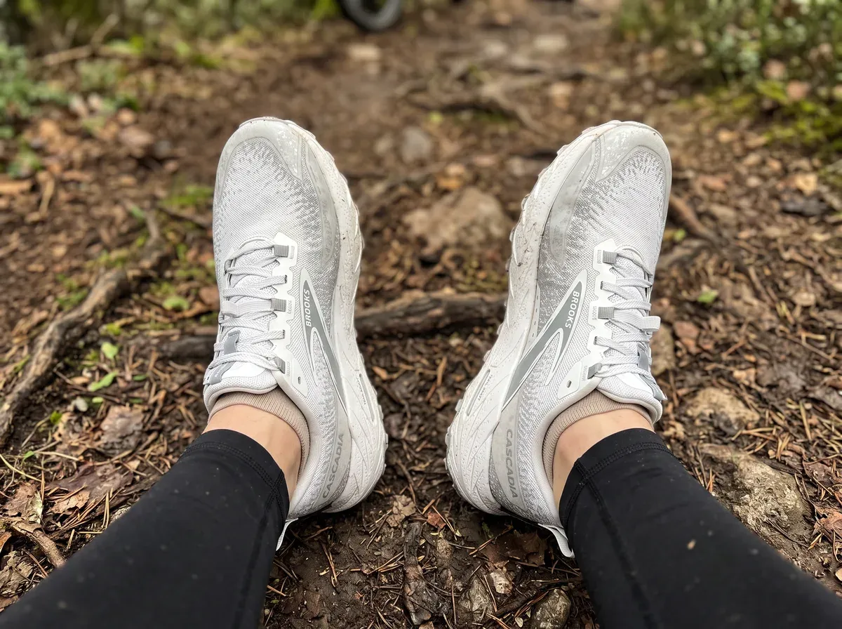 Brooks Cascadia 18 på fötterna på blöt asfalt