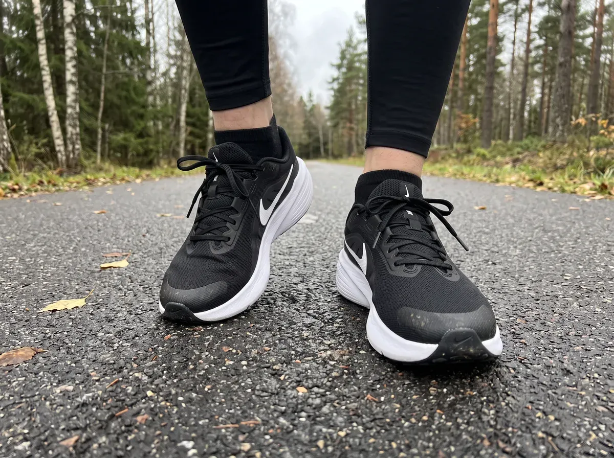 Nike Downshifter 14 på fötterna på blöt asfalt