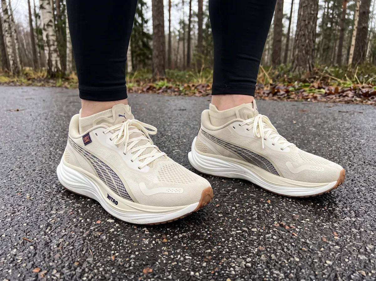Puma Velocity Nitro 3 på fötterna på blöt asfalt