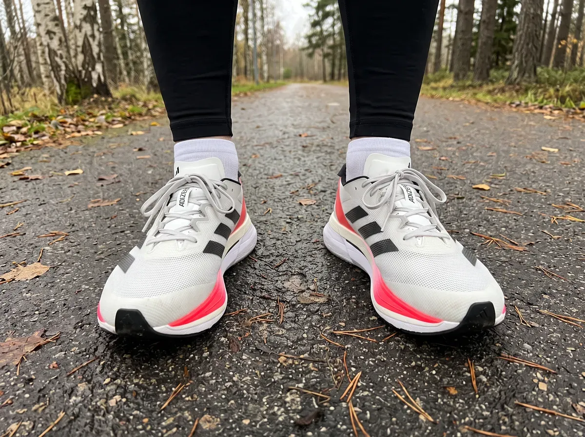 Adidas Adizero Boston 12 på fötterna på blöt asfalt