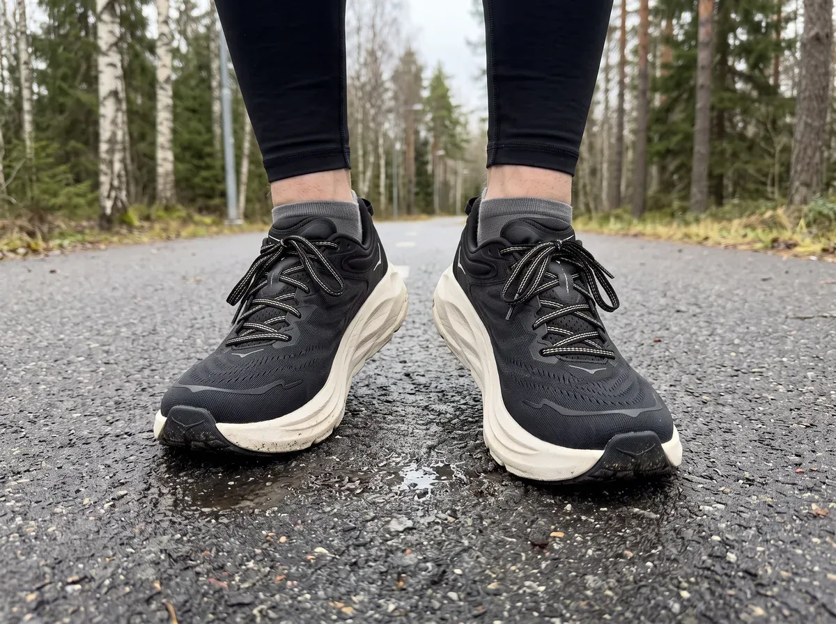 Hoka Gaviota 6 på fötterna på blöt asfalt