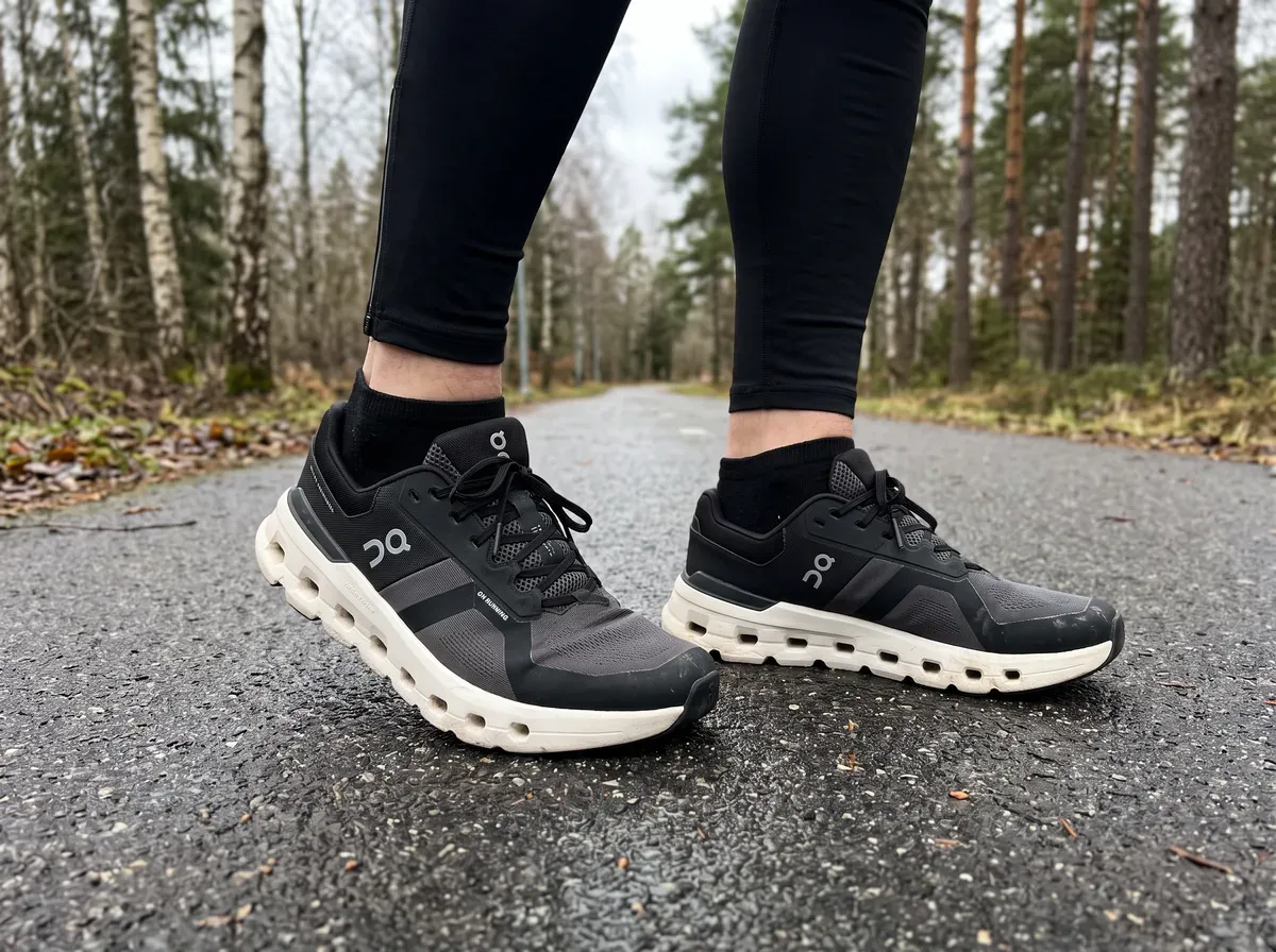 On Cloudrunner 2 på fötterna på blöt asfalt