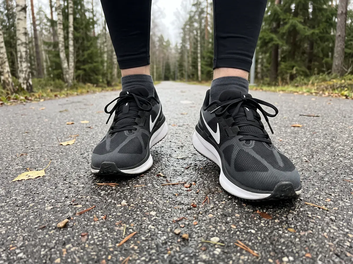 Nike Structure 25 på fötterna på blöt asfalt