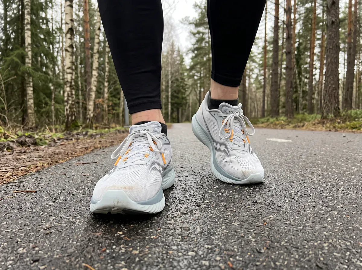 Saucony Kinvara 15 på fötterna på blöt asfalt