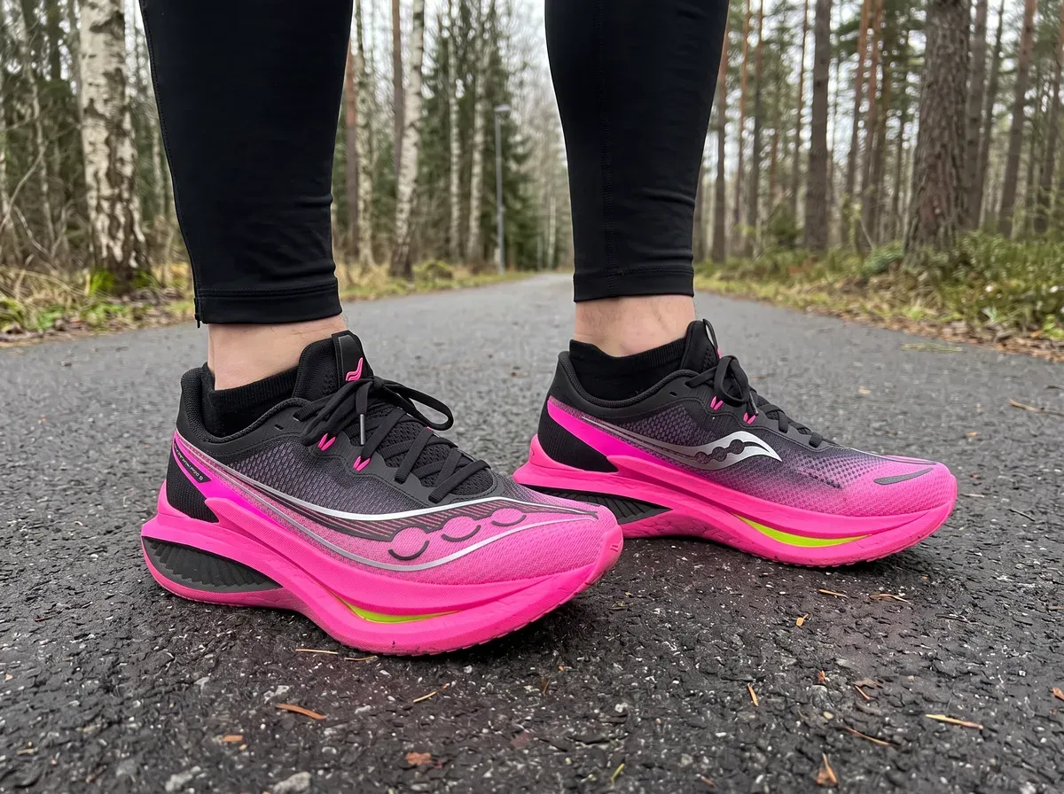 Saucony Endorphin Pro 5 på fötterna på blöt asfalt