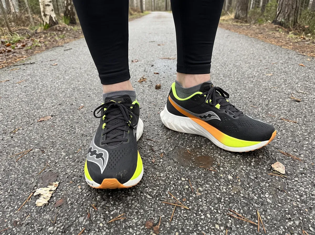 Saucony Endorphin Pro 4 på fötterna på blöt asfalt