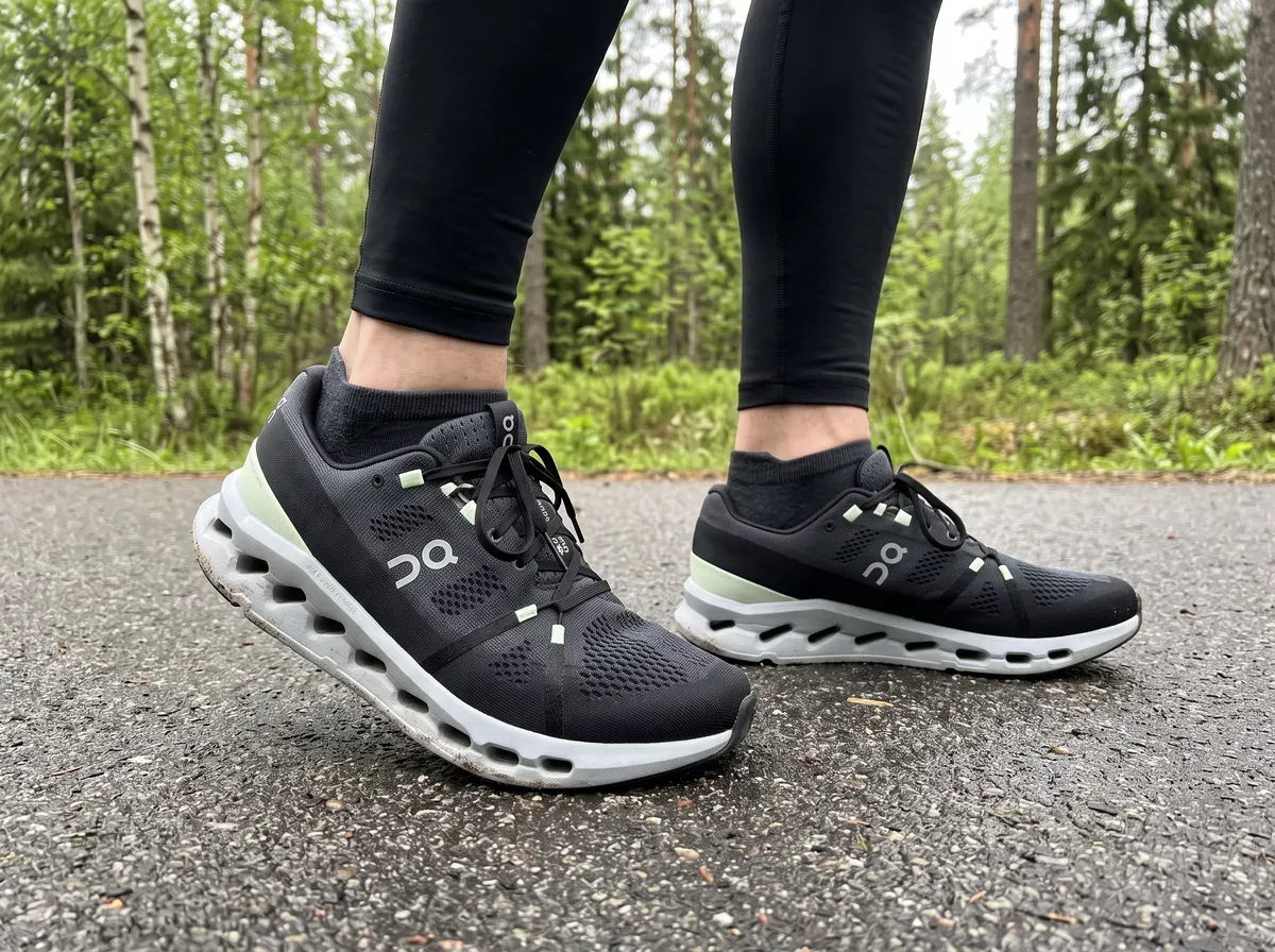 On Cloudsurfer 7 på fötterna på blöt asfalt