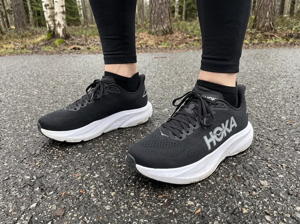 Hoka Mach 7 på fötterna på blöt asfalt